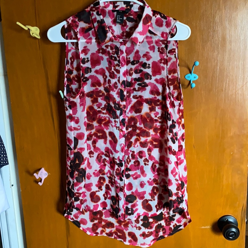 H&M sleeveless buttoned blouse